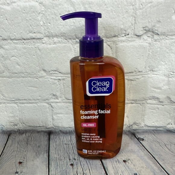 Clean & Clear Essentials Foaming Facial Cleanser OIL FREE 8oz ORIGINAL FORMULA - Picture 1 of 1